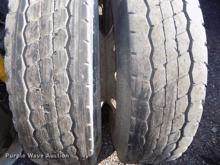 image for item DG2492 2006 Freightliner Columbia semi truck