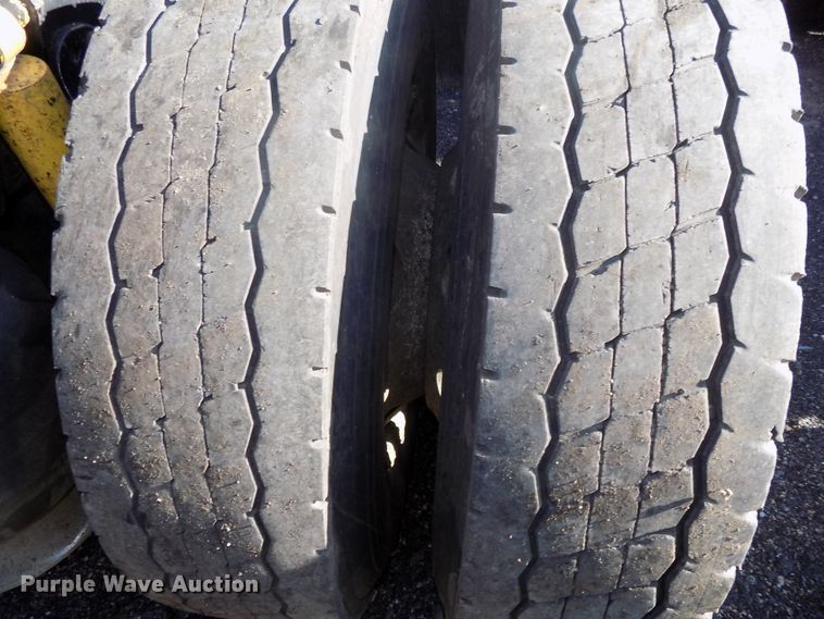 image for item DG2492 2006 Freightliner Columbia semi truck