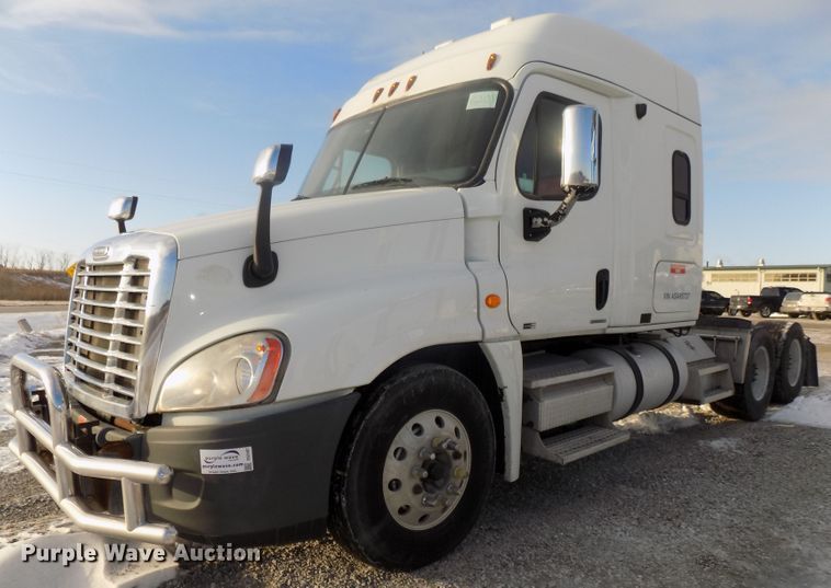 image for item DG2497 2010 Freightliner Cascadia semi truck