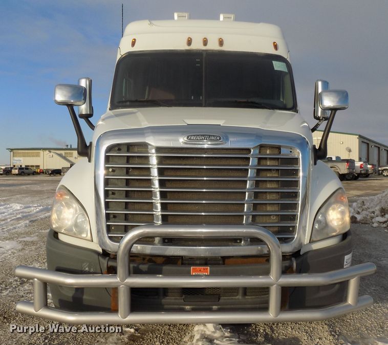 image for item DG2497 2010 Freightliner Cascadia semi truck