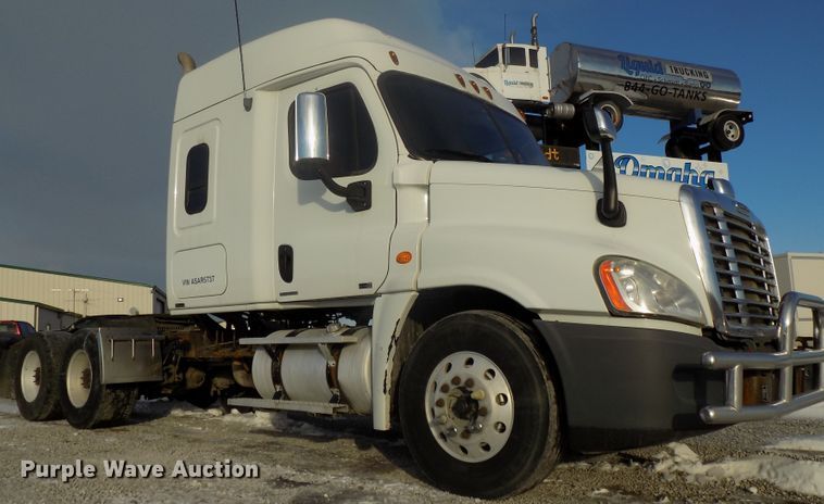 image for item DG2497 2010 Freightliner Cascadia semi truck