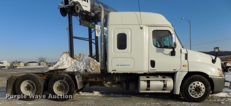 image for item DG2497 2010 Freightliner Cascadia semi truck