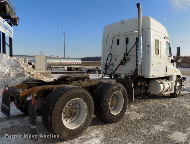 image for item DG2497 2010 Freightliner Cascadia semi truck