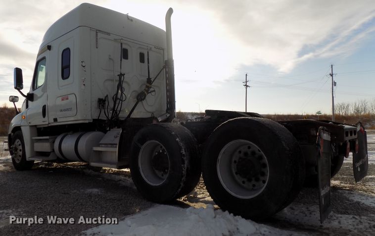 image for item DG2497 2010 Freightliner Cascadia semi truck