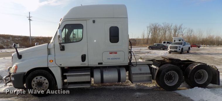 image for item DG2497 2010 Freightliner Cascadia semi truck