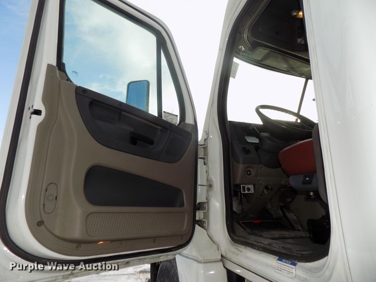 image for item DG2497 2010 Freightliner Cascadia semi truck