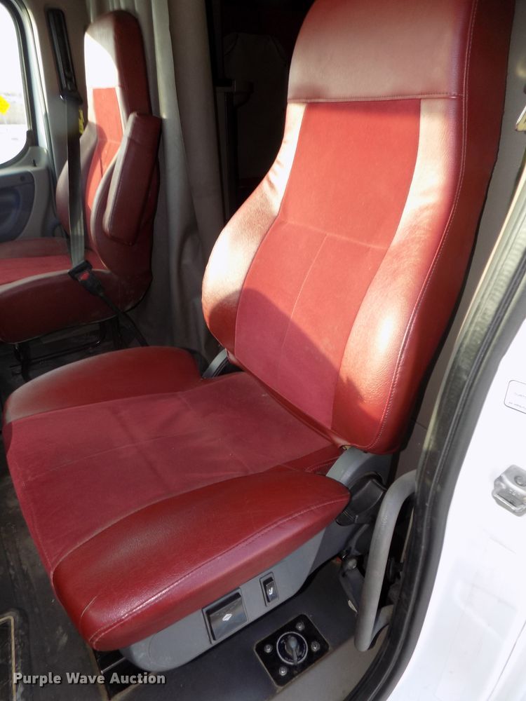 image for item DG2497 2010 Freightliner Cascadia semi truck