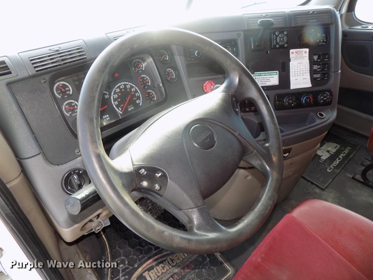 image for item DG2497 2010 Freightliner Cascadia semi truck