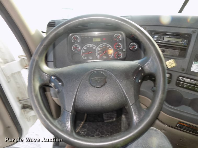 image for item DG2497 2010 Freightliner Cascadia semi truck