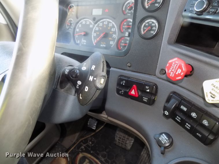 image for item DG2497 2010 Freightliner Cascadia semi truck