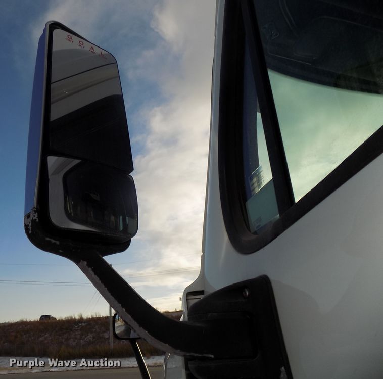 image for item DG2497 2010 Freightliner Cascadia semi truck