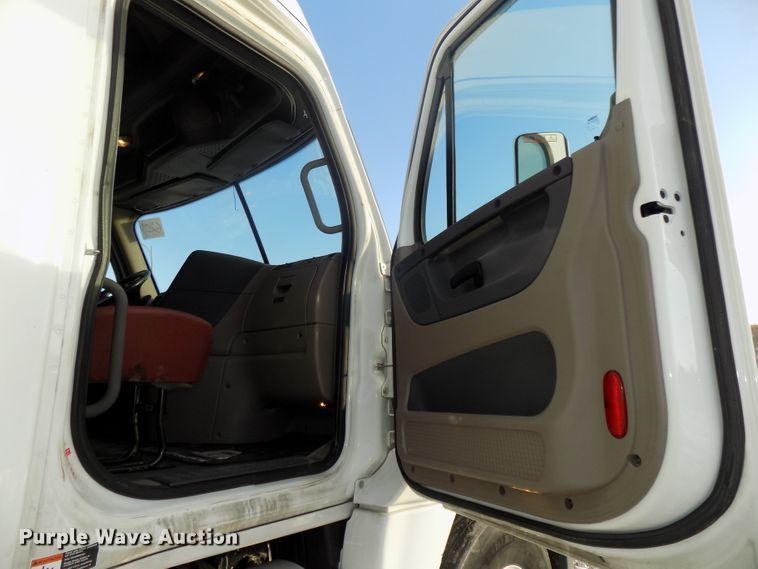 image for item DG2497 2010 Freightliner Cascadia semi truck