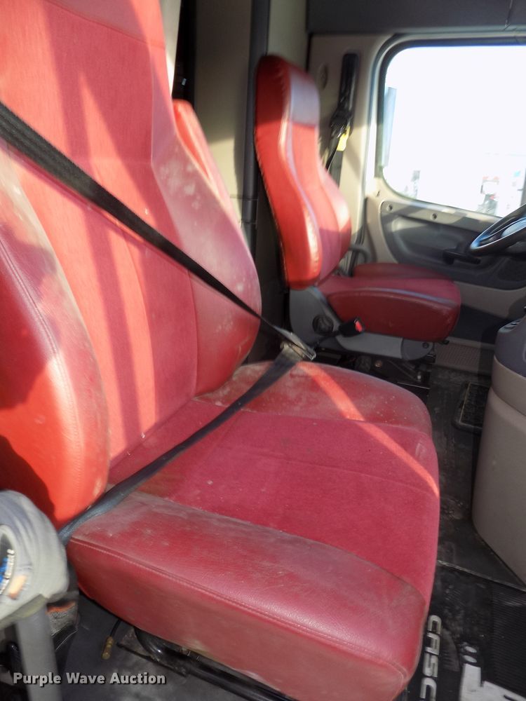 image for item DG2497 2010 Freightliner Cascadia semi truck