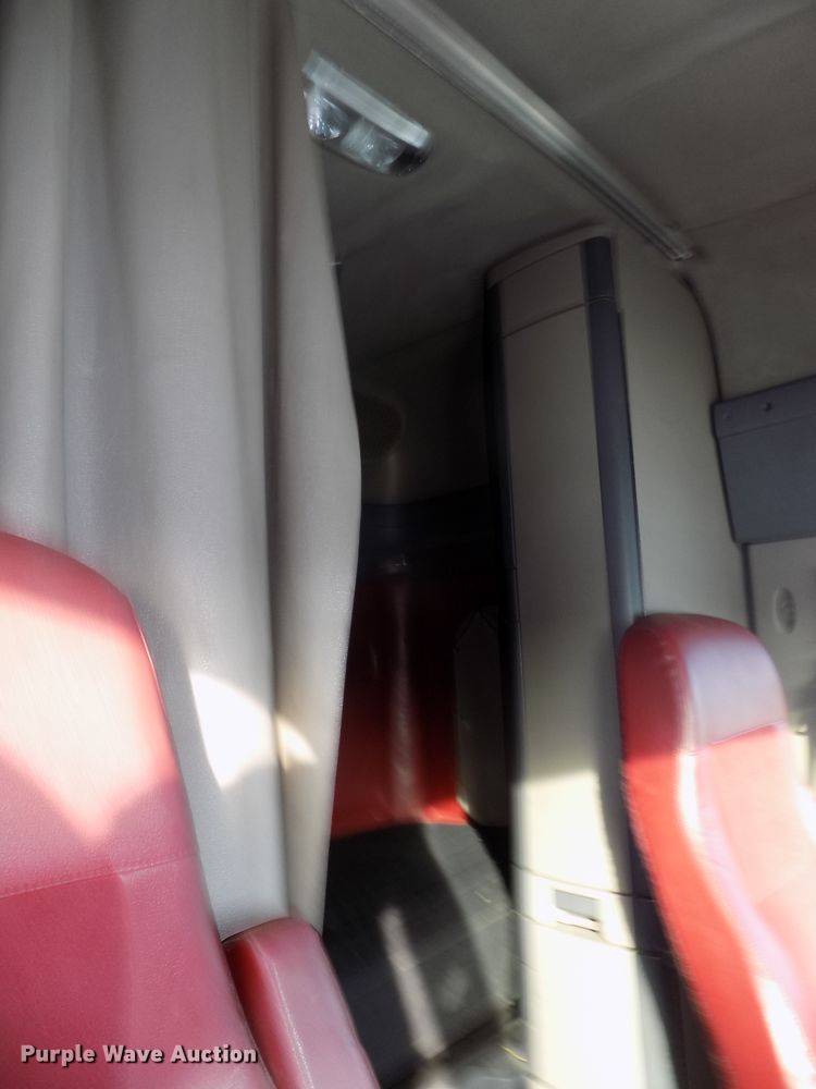 image for item DG2497 2010 Freightliner Cascadia semi truck