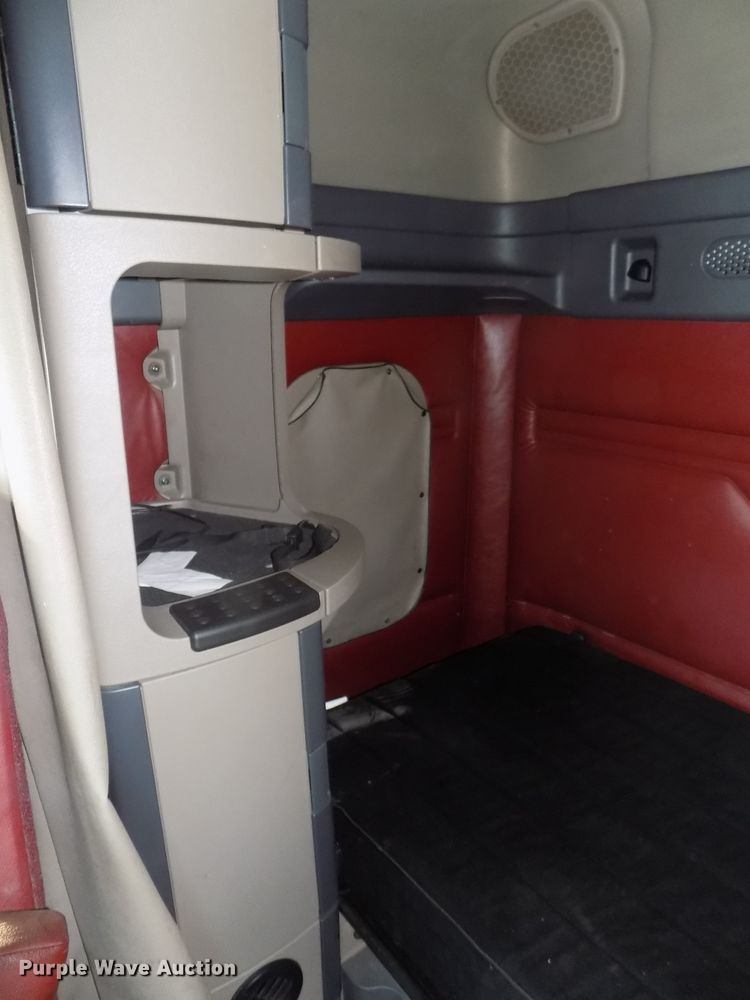 image for item DG2497 2010 Freightliner Cascadia semi truck