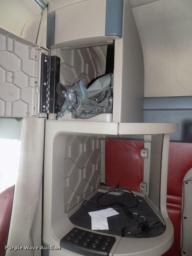 image for item DG2497 2010 Freightliner Cascadia semi truck