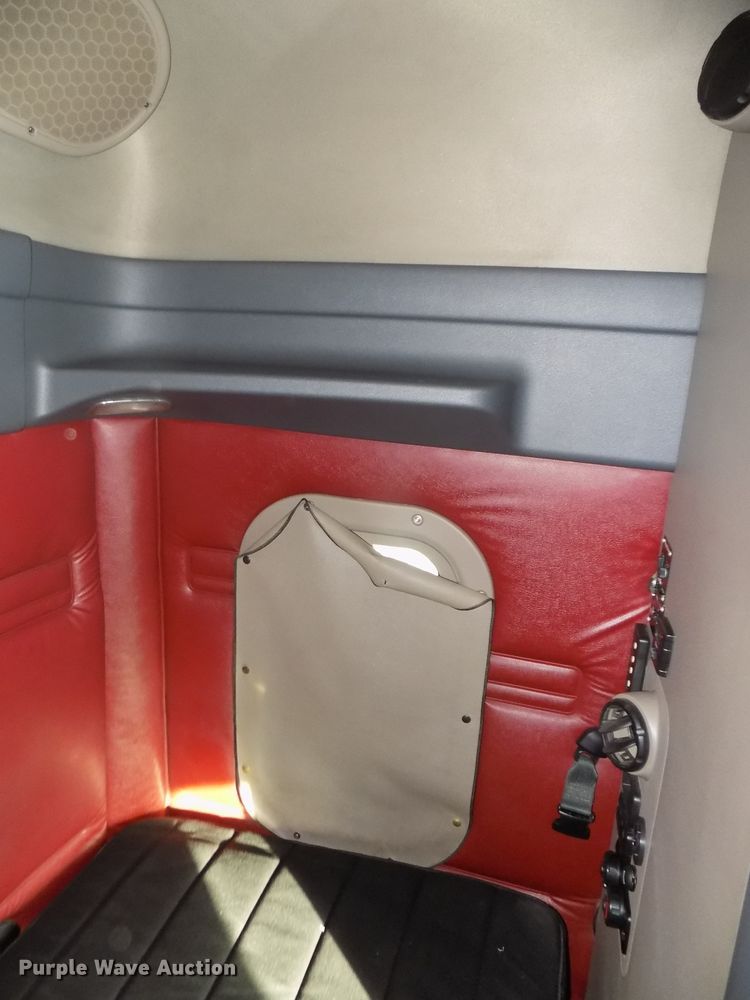 image for item DG2497 2010 Freightliner Cascadia semi truck