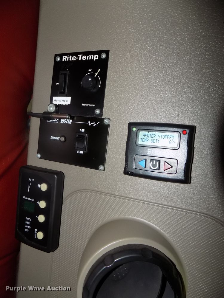 image for item DG2497 2010 Freightliner Cascadia semi truck