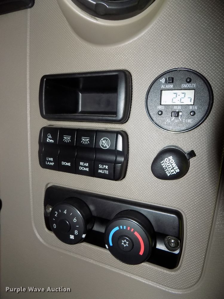 image for item DG2497 2010 Freightliner Cascadia semi truck