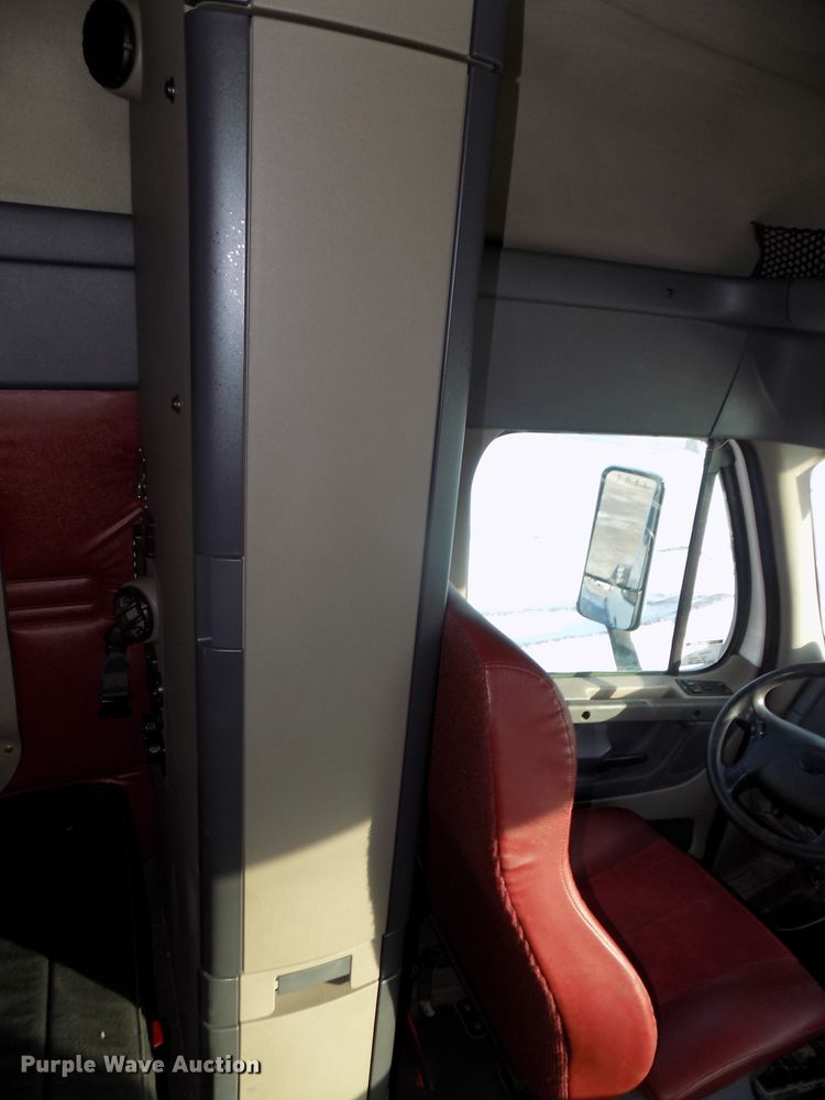 image for item DG2497 2010 Freightliner Cascadia semi truck