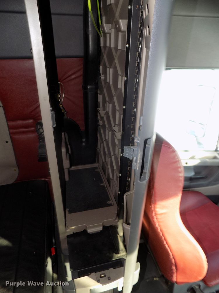 image for item DG2497 2010 Freightliner Cascadia semi truck