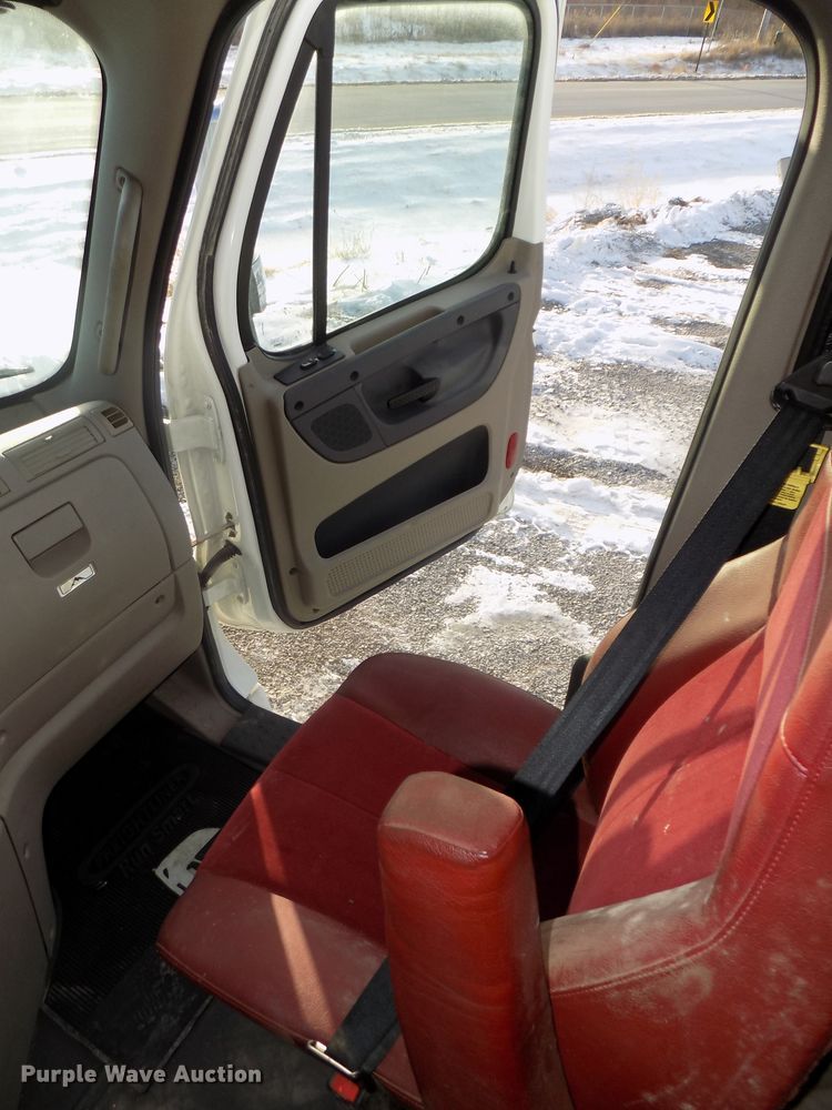 image for item DG2497 2010 Freightliner Cascadia semi truck