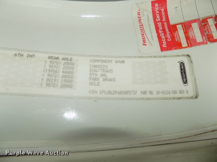 image for item DG2497 2010 Freightliner Cascadia semi truck