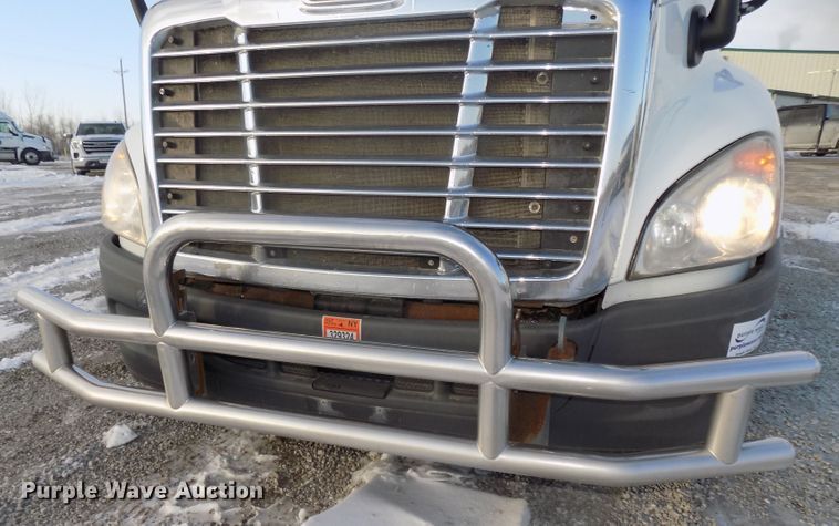 image for item DG2497 2010 Freightliner Cascadia semi truck