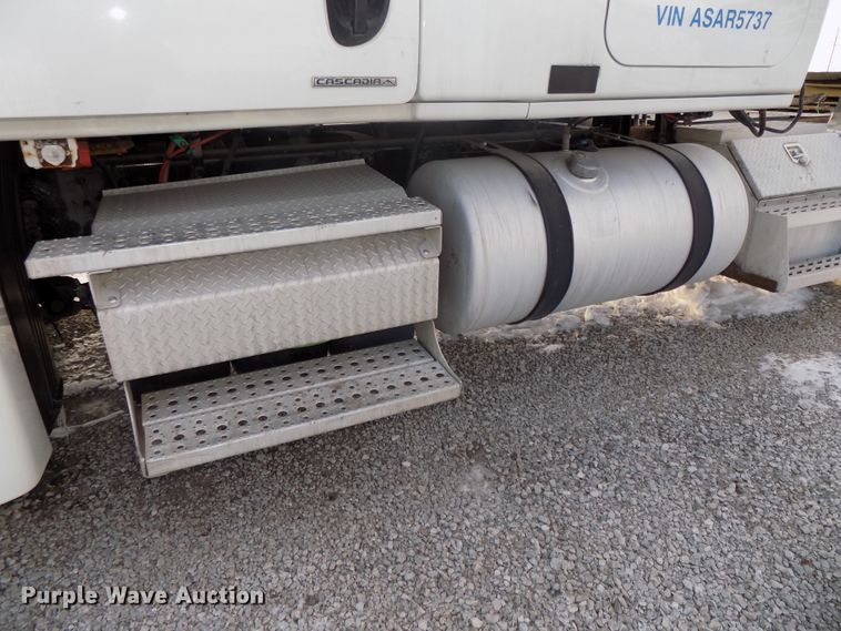 image for item DG2497 2010 Freightliner Cascadia semi truck