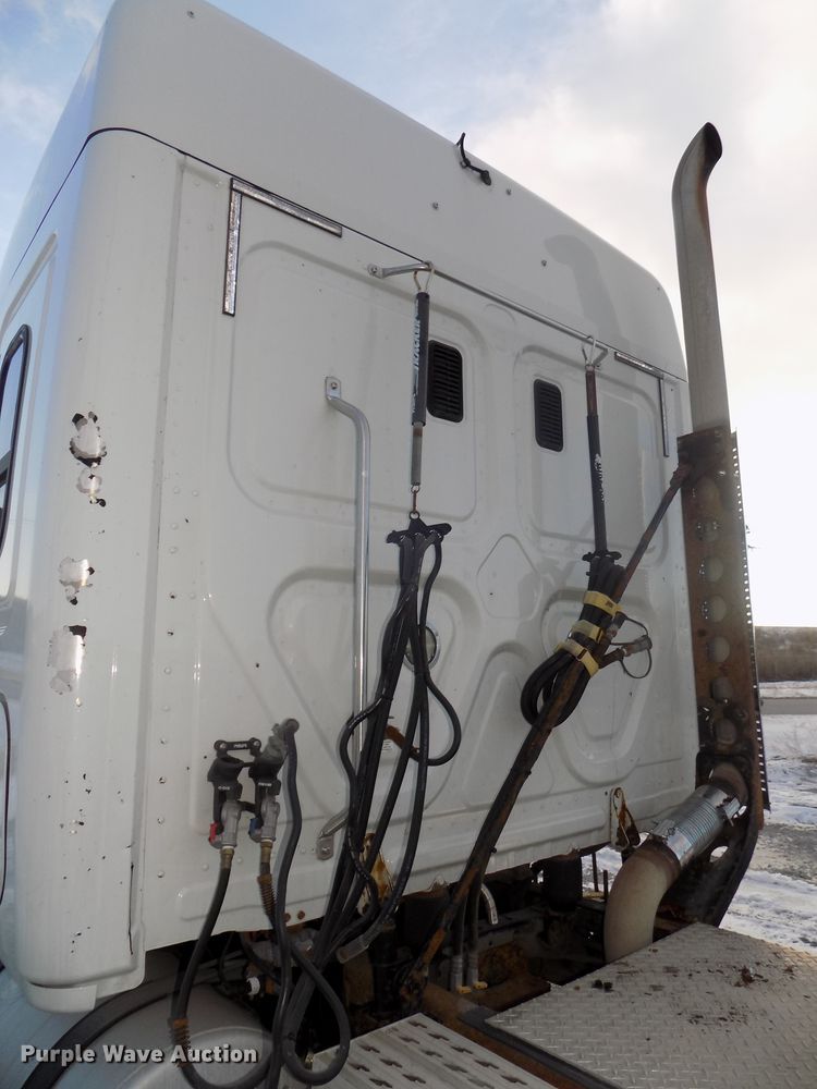 image for item DG2497 2010 Freightliner Cascadia semi truck