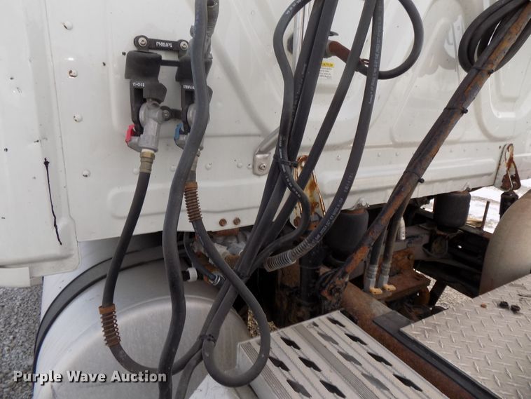 image for item DG2497 2010 Freightliner Cascadia semi truck