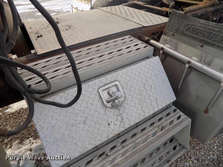 image for item DG2497 2010 Freightliner Cascadia semi truck