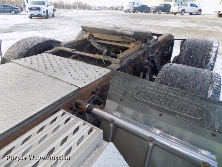 image for item DG2497 2010 Freightliner Cascadia semi truck