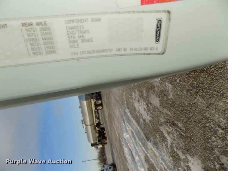 image for item DG2497 2010 Freightliner Cascadia semi truck