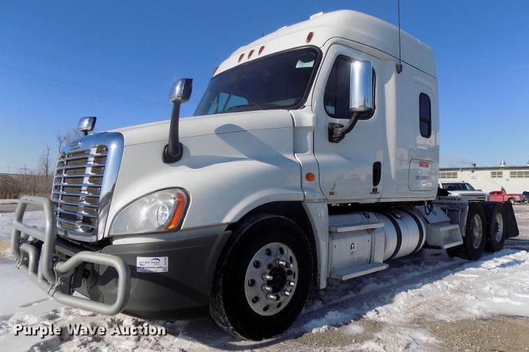 image for item DG2498 2012 Freightliner Cascadia semi truck