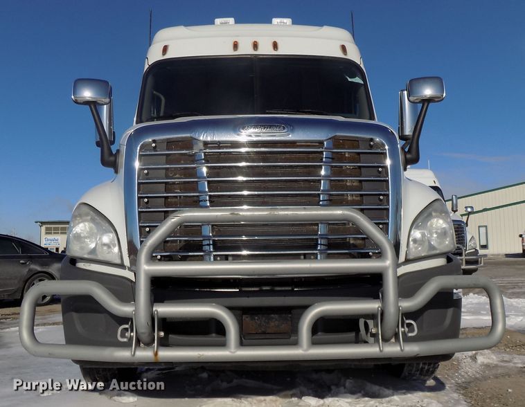 image for item DG2498 2012 Freightliner Cascadia semi truck