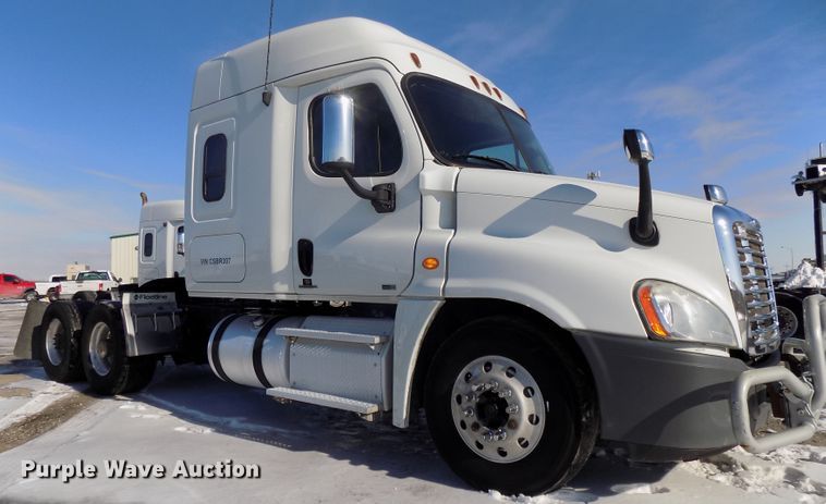 image for item DG2498 2012 Freightliner Cascadia semi truck