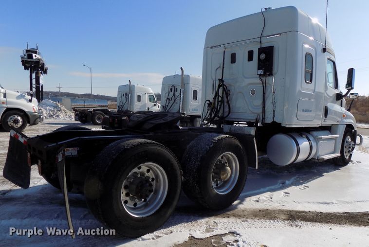 image for item DG2498 2012 Freightliner Cascadia semi truck
