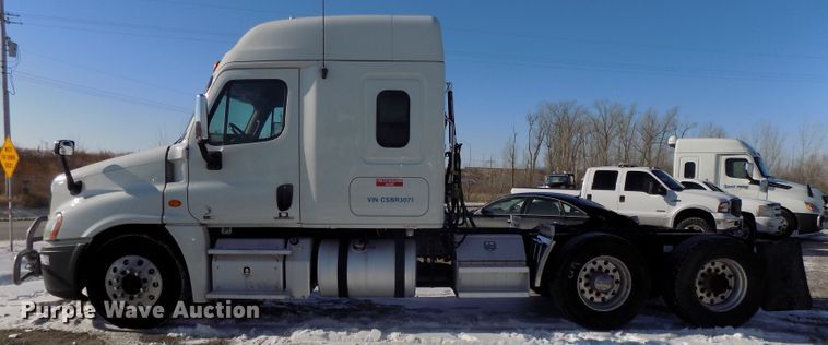 image for item DG2498 2012 Freightliner Cascadia semi truck