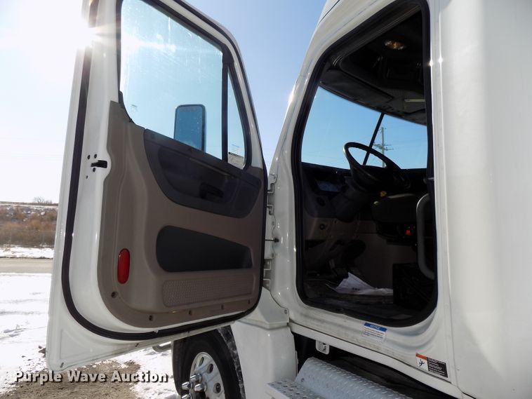 image for item DG2498 2012 Freightliner Cascadia semi truck