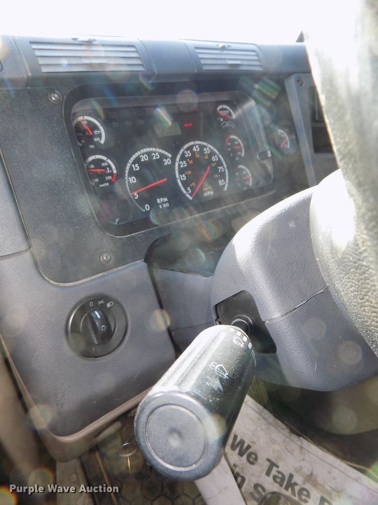 image for item DG2498 2012 Freightliner Cascadia semi truck