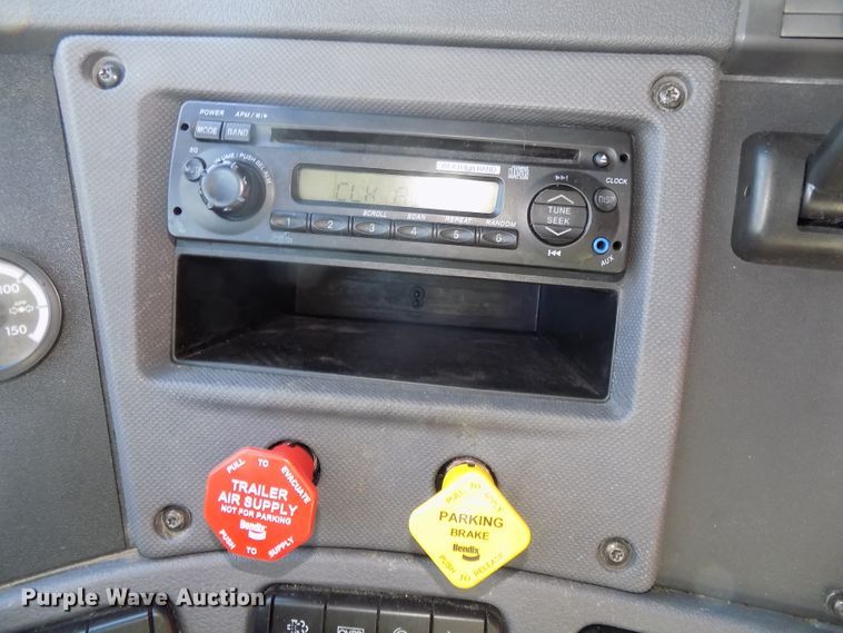 image for item DG2498 2012 Freightliner Cascadia semi truck