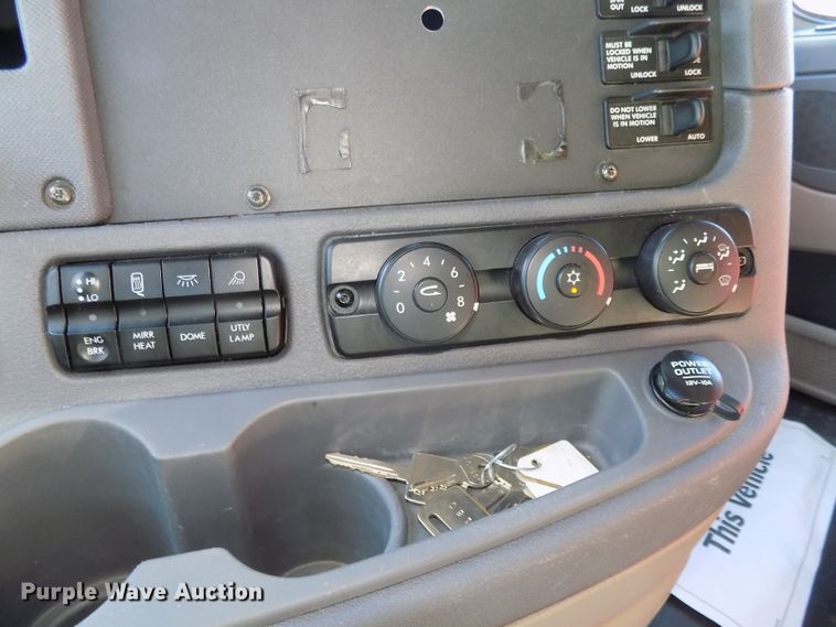 image for item DG2498 2012 Freightliner Cascadia semi truck