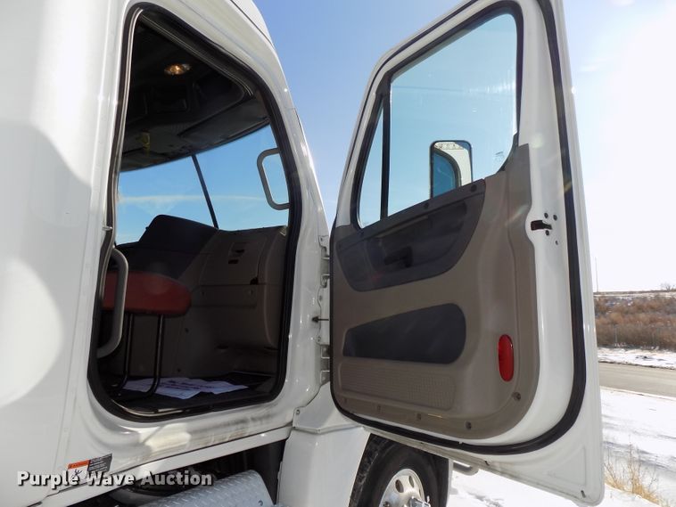 image for item DG2498 2012 Freightliner Cascadia semi truck