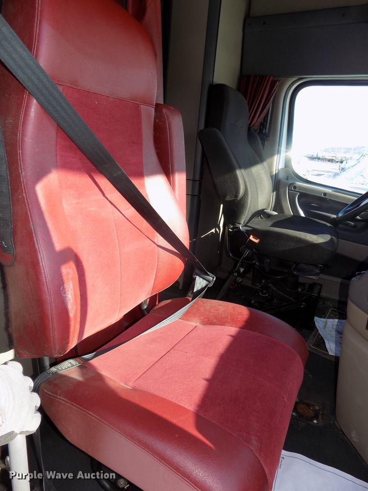 image for item DG2498 2012 Freightliner Cascadia semi truck