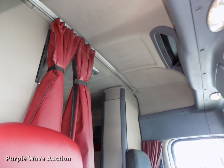 image for item DG2498 2012 Freightliner Cascadia semi truck