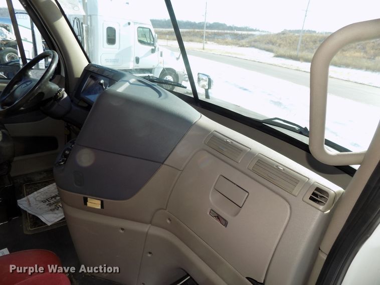 image for item DG2498 2012 Freightliner Cascadia semi truck