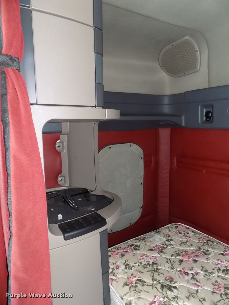 image for item DG2498 2012 Freightliner Cascadia semi truck