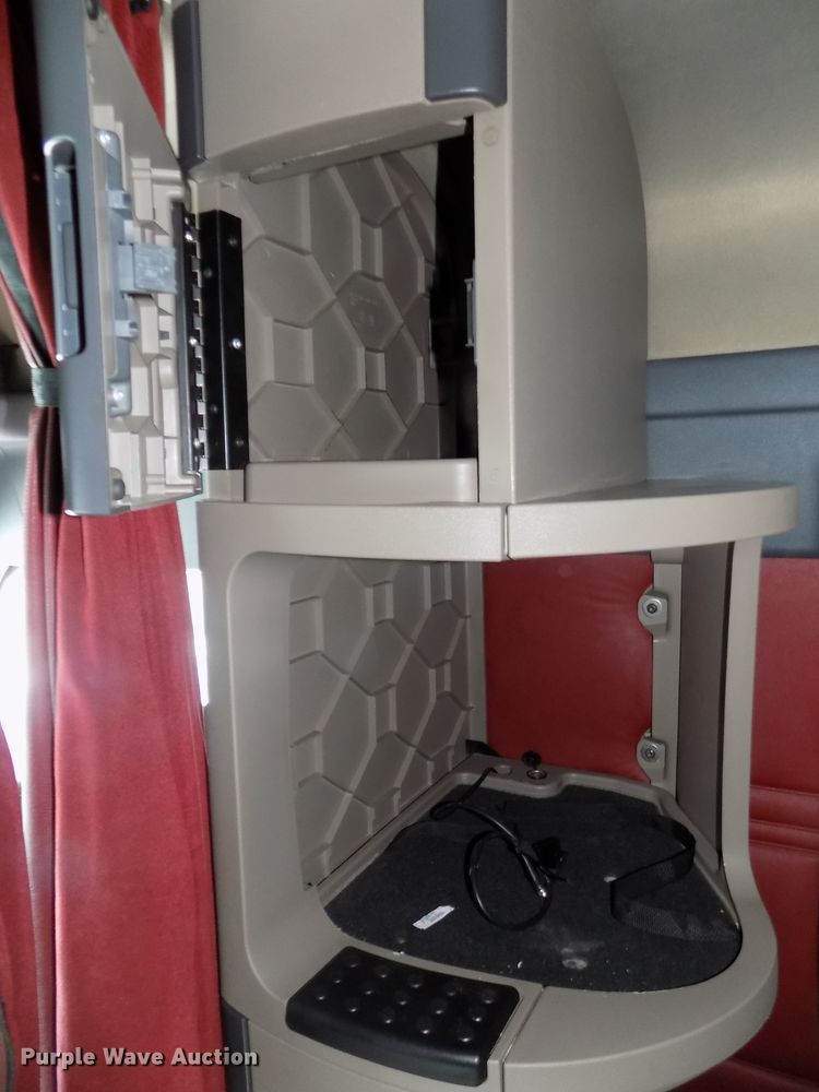 image for item DG2498 2012 Freightliner Cascadia semi truck