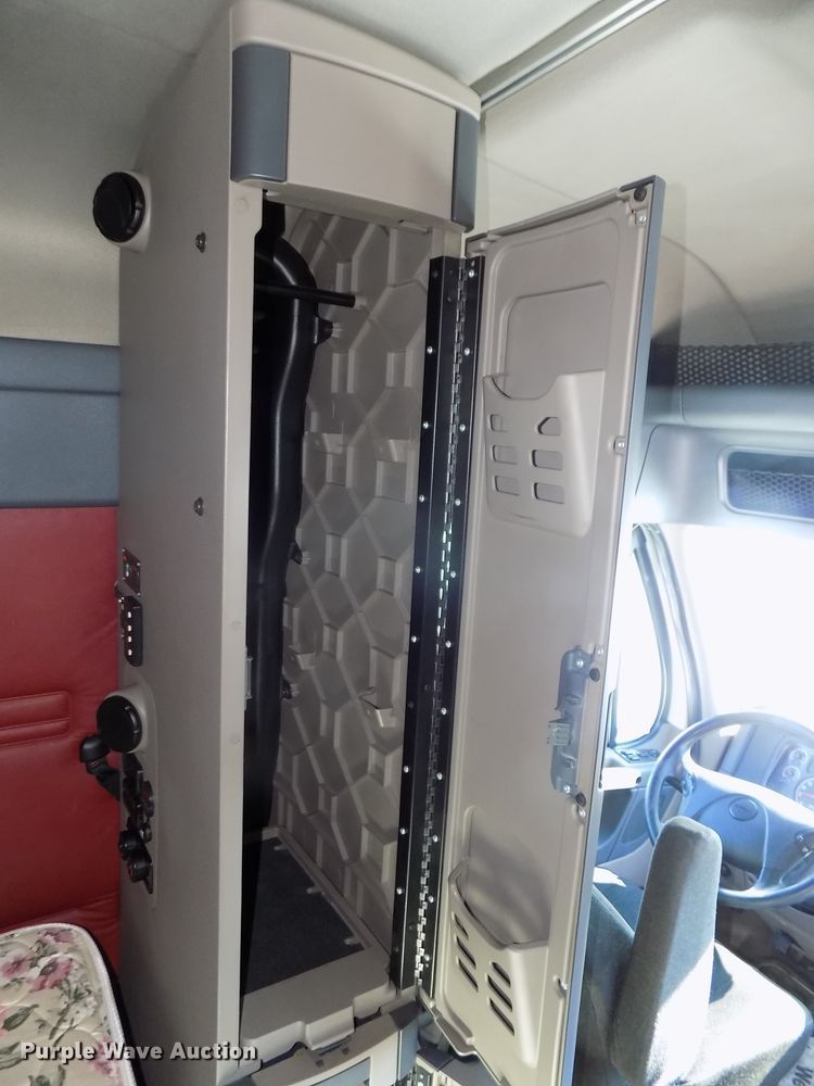 image for item DG2498 2012 Freightliner Cascadia semi truck